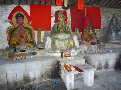 Jiangzhou temple interior