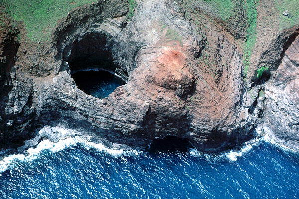 Open sea cave, Na Pali Coast